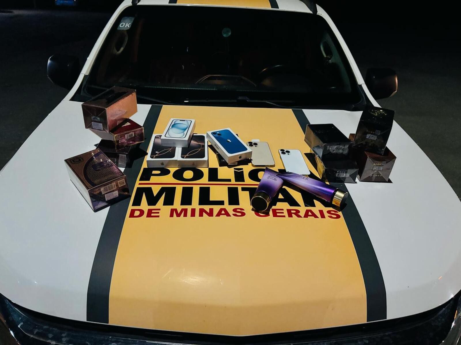 Dois motoristas são presos por transporte de celulares e perfumes importados sem nota fiscal na BR-135