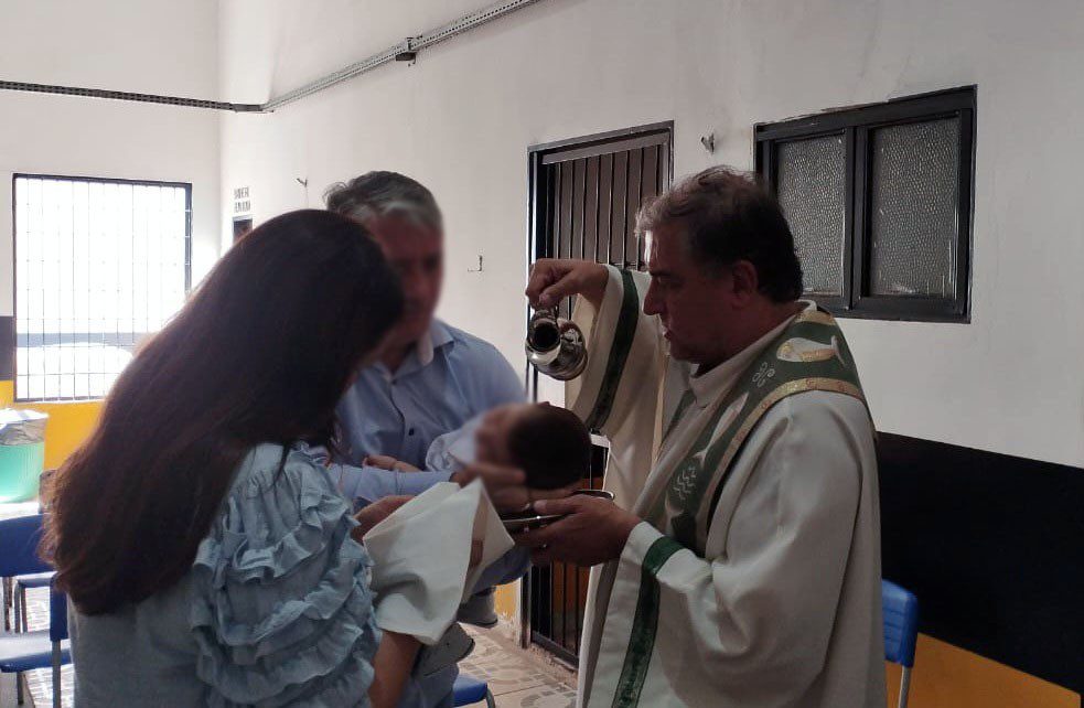 Batismo dentro da prisão: bebê é abençoado ao lado do pai preso