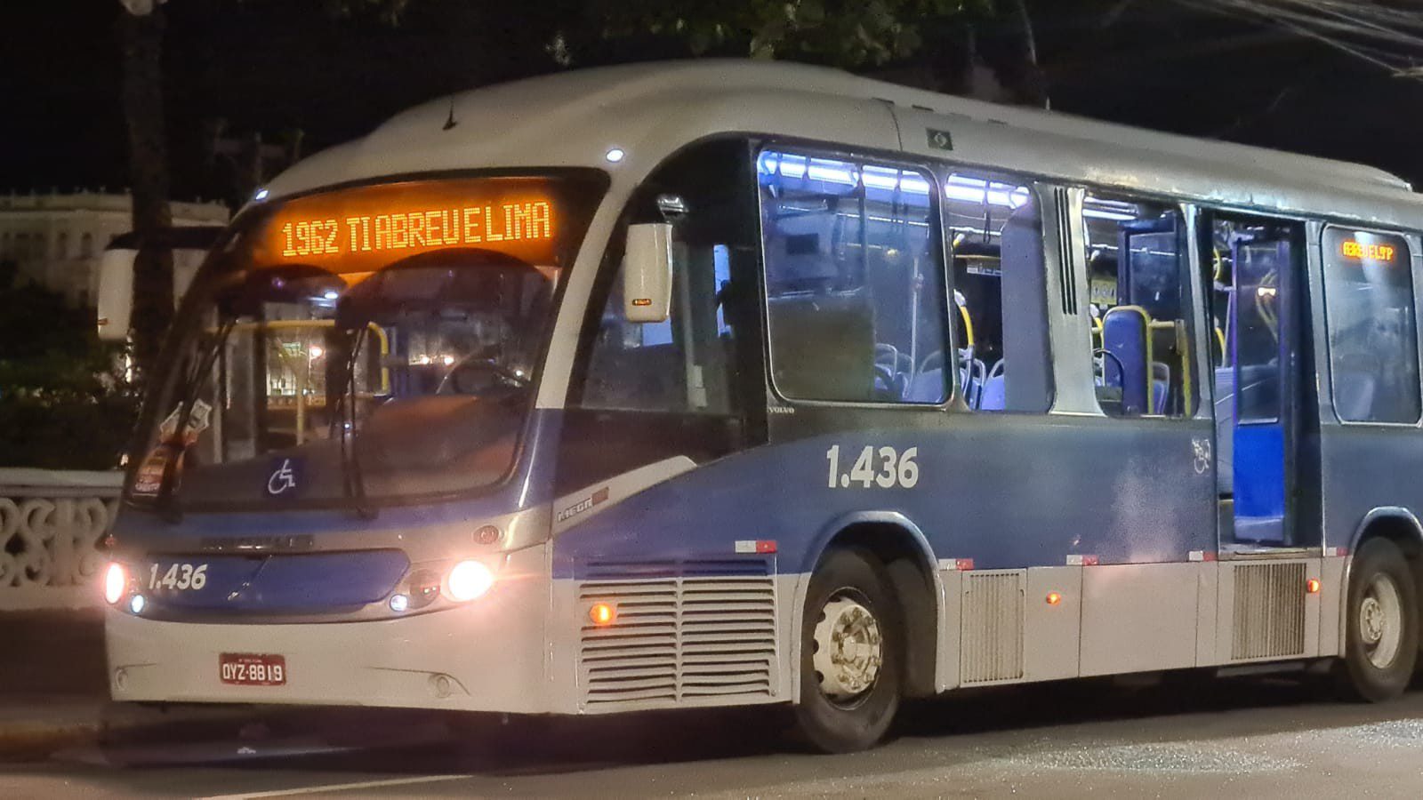 Assaltante esfaqueia passageiro de BRT e é preso após tentar fugir nadando por rio no Recife