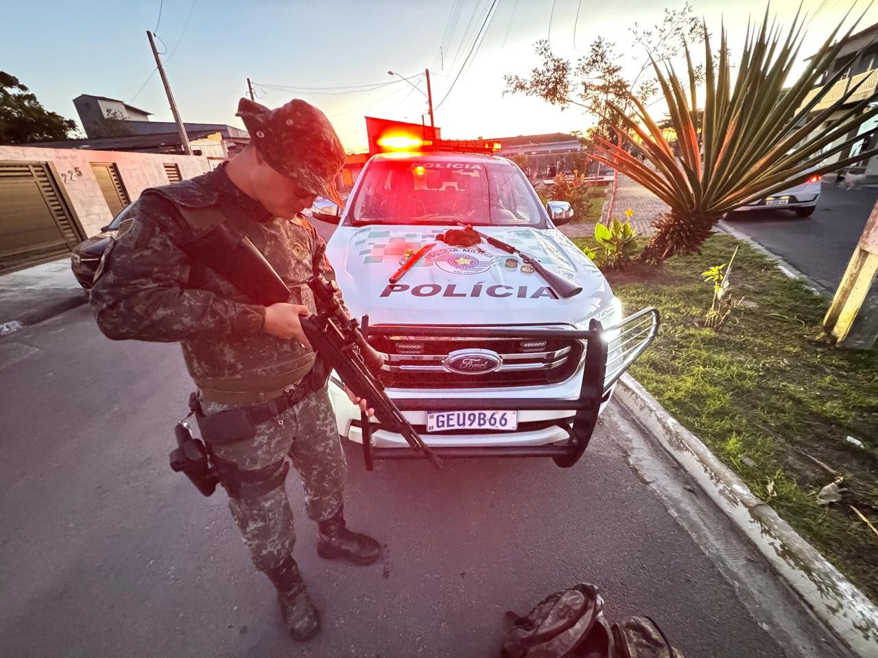 Polícia Ambiental flagra caçadores ilegais com armas e ave abatida em Iguape, SP
