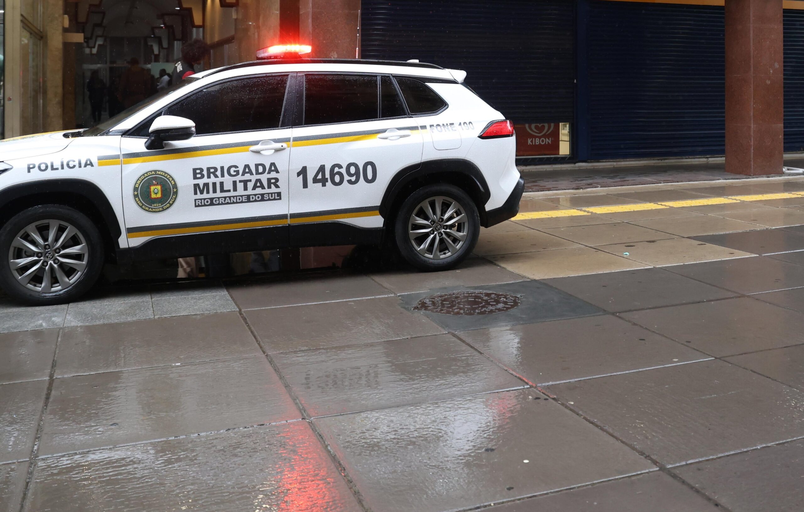 Homem em surto esfaqueia duas mulheres e faz criança refém em Porto Alegre, diz Brigada Militar