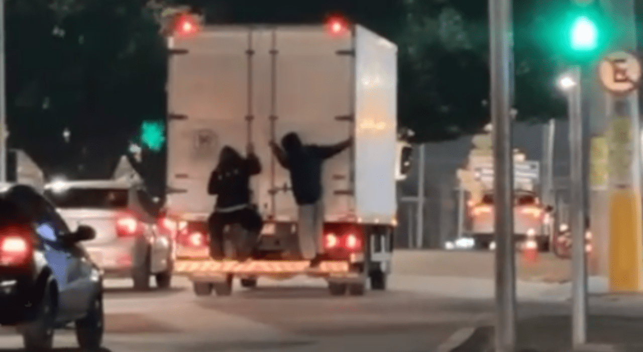VÍDEO: jovens são flagrados pendurados na traseira de caminhão em movimento na avenida Itavuvu em Sorocaba