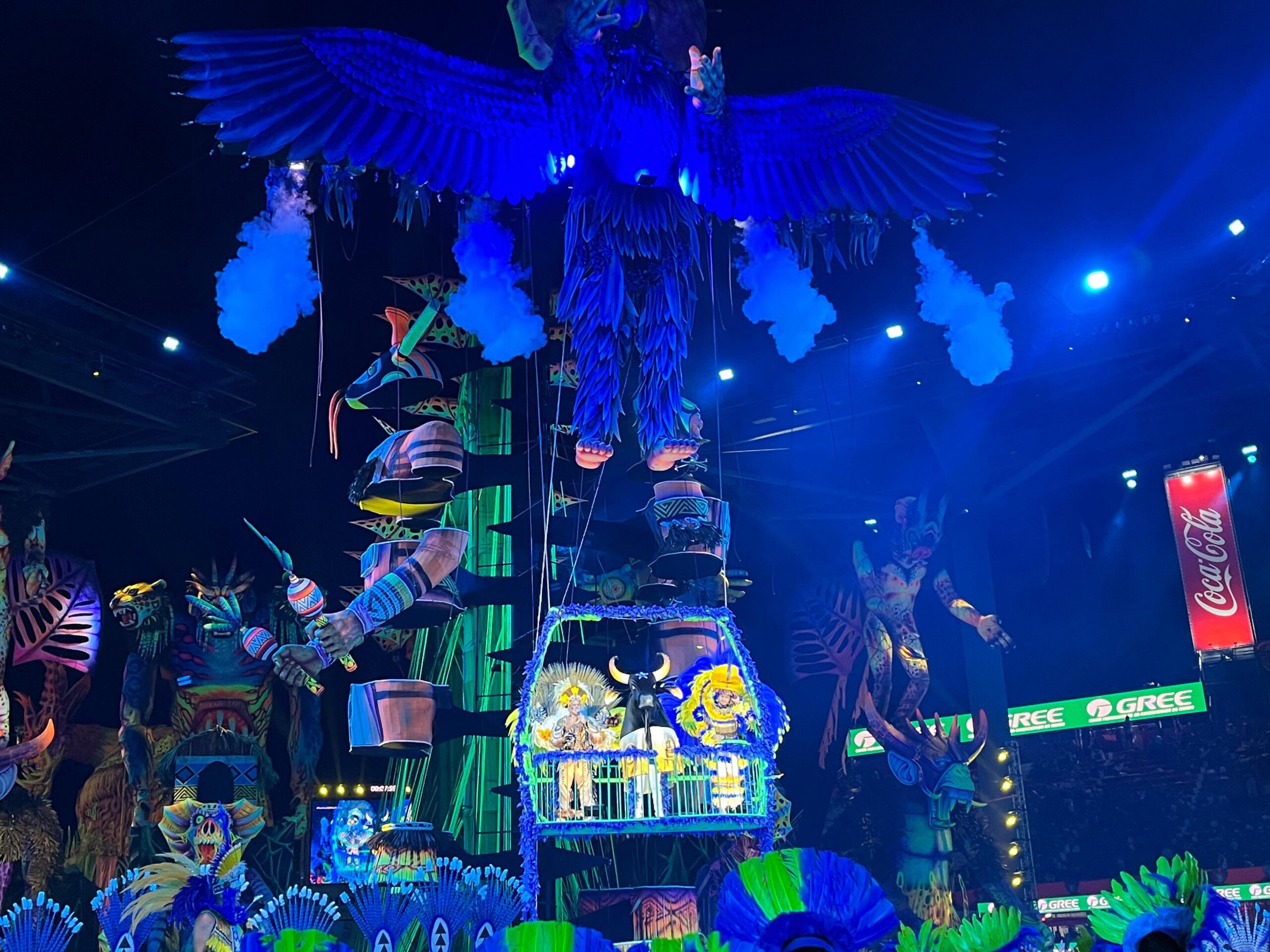 Caprichoso surge do alto e emociona na abertura do Festival de Parintins 2025