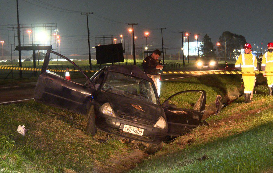 Acidente entre carro e caminhão deixa um morto e um ferido grave na Grande Curitiba