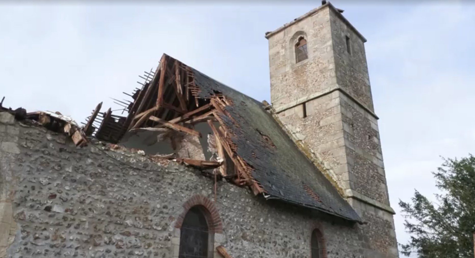 Teto de igreja do século XI na França desaba após tempestade, e prefeita se emociona: ‘está devastada’
