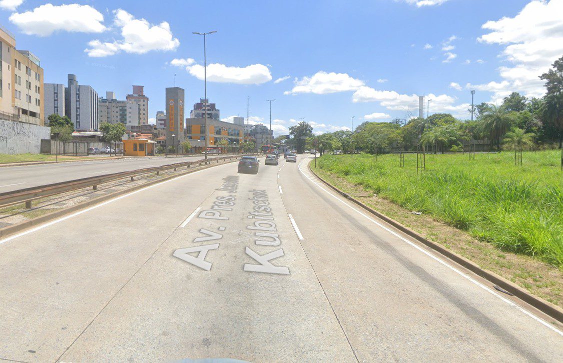Mulher morre após ser atropelada por caminhão e moto; motorista foge sem prestar socorro