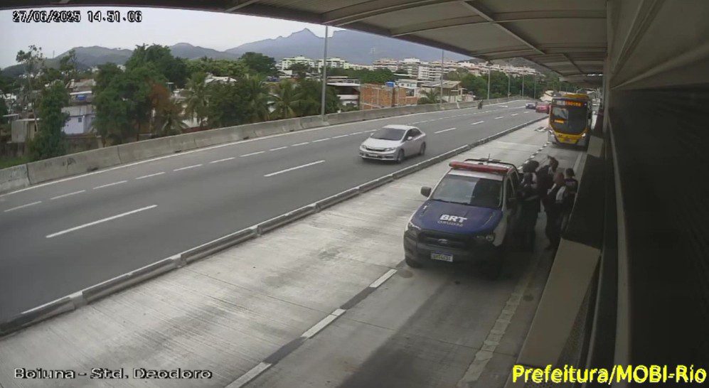 VÍDEO: Mulher é presa após chamar agente da prefeitura que impediu calote em BRT de ‘preto nojento’