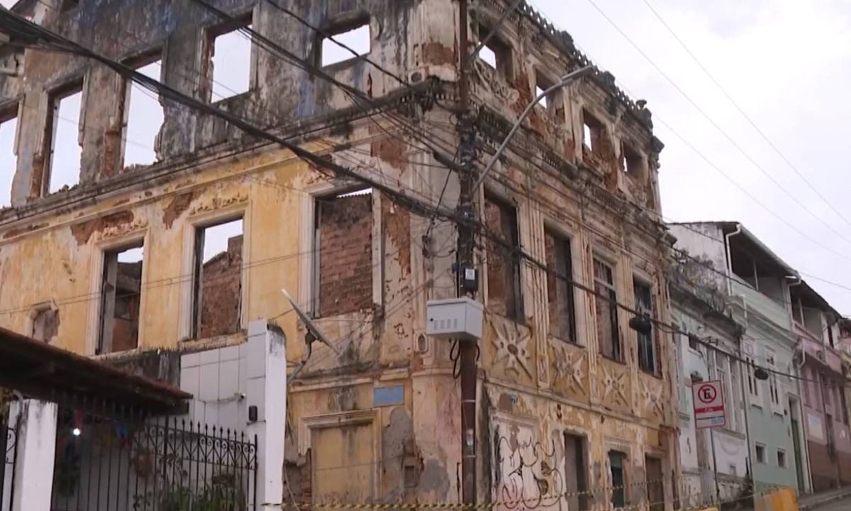 Casarões com risco de desabamento deixam ruas interditadas em Salvador