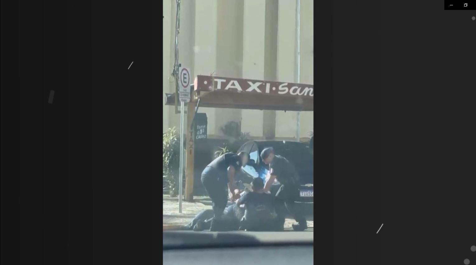 VÍDEO: Guardas entram em luta corporal e imobilizam mulher que tentava entrar em prédio de prefeitura
