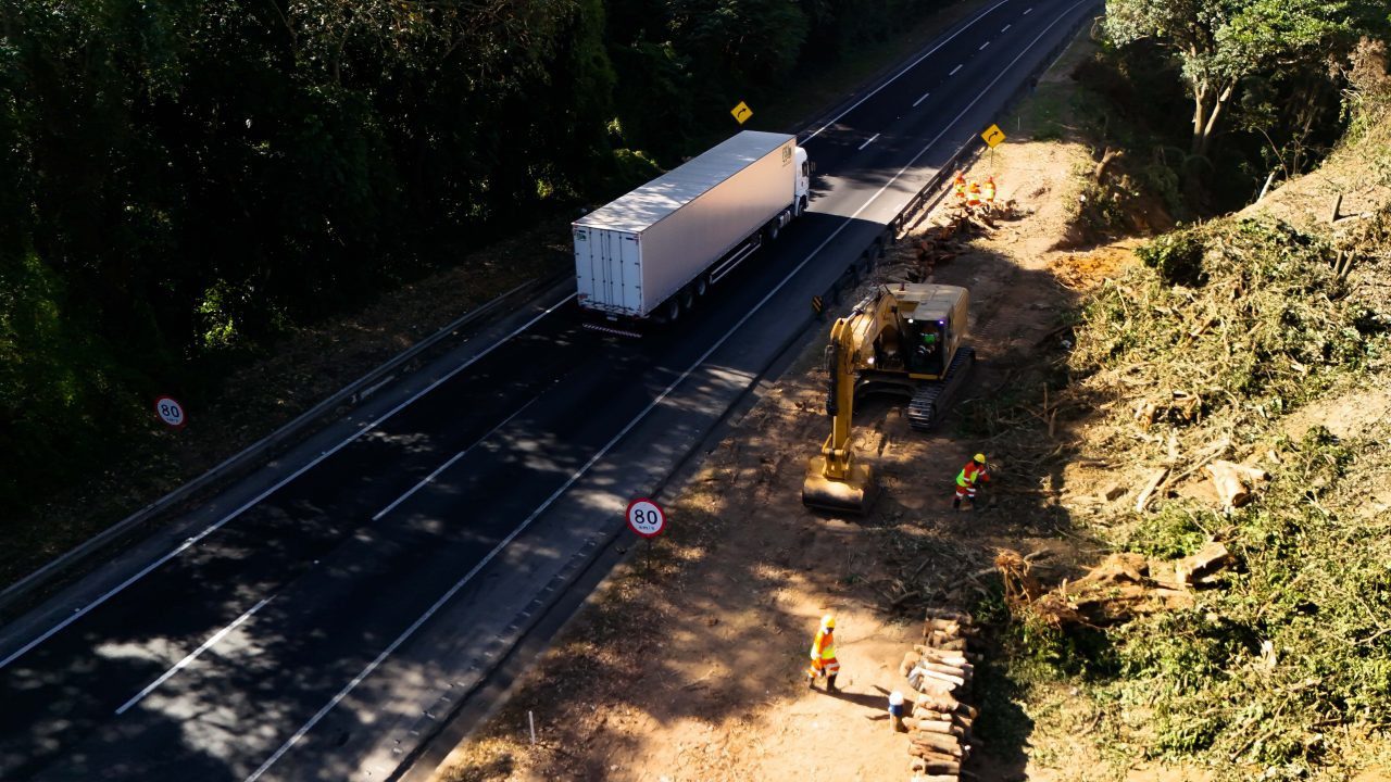 Pista de subida da Serra das Araras será interditada para continuação das detonações de rochas