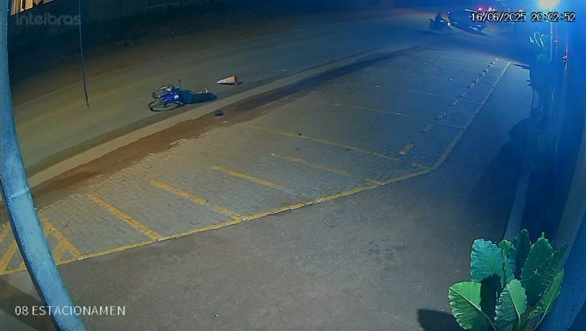 VÍDEO: Motociclista ataca homem com pedrada e deixa vítima ferida em Porto Velho