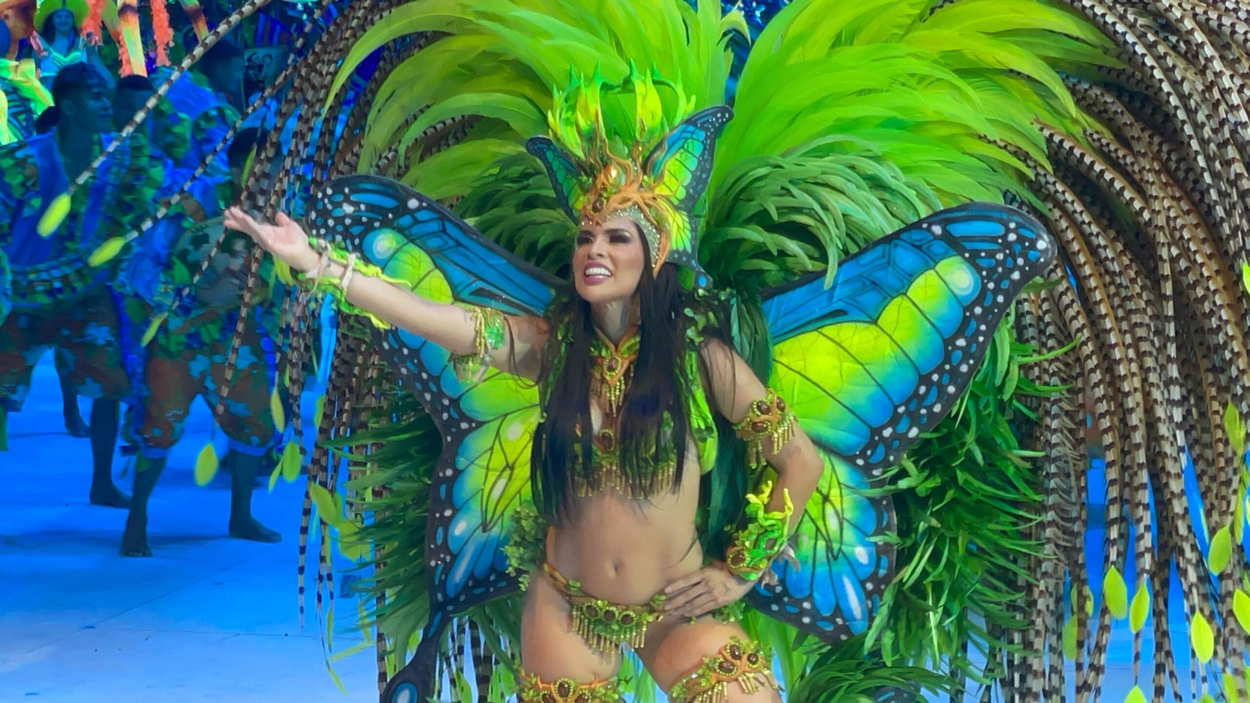 Rainha do Folclore Cleise Simas encarna Majé e celebra as curadoras da Amazônia