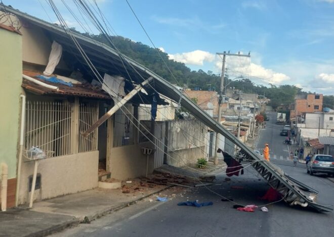 Cobertura metálica de casa desaba e atinge rede elétrica em Itaúna