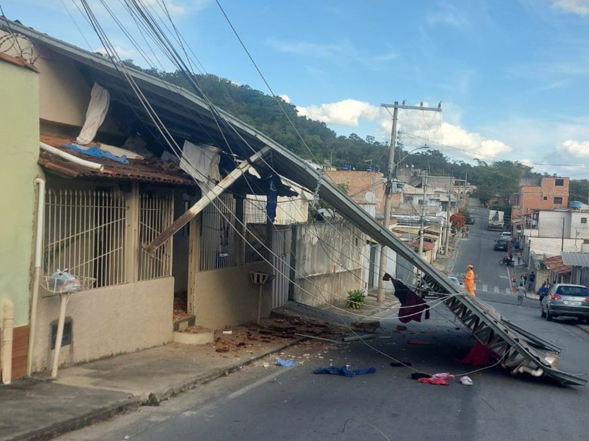 Cobertura metálica de casa desaba e atinge rede elétrica em Itaúna