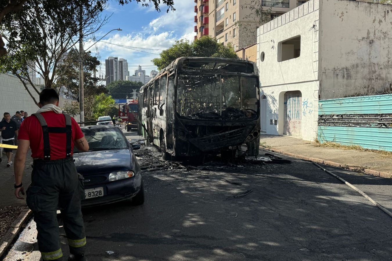 Incêndio destrói ônibus e atinge carro estacionado em rua de Campinas