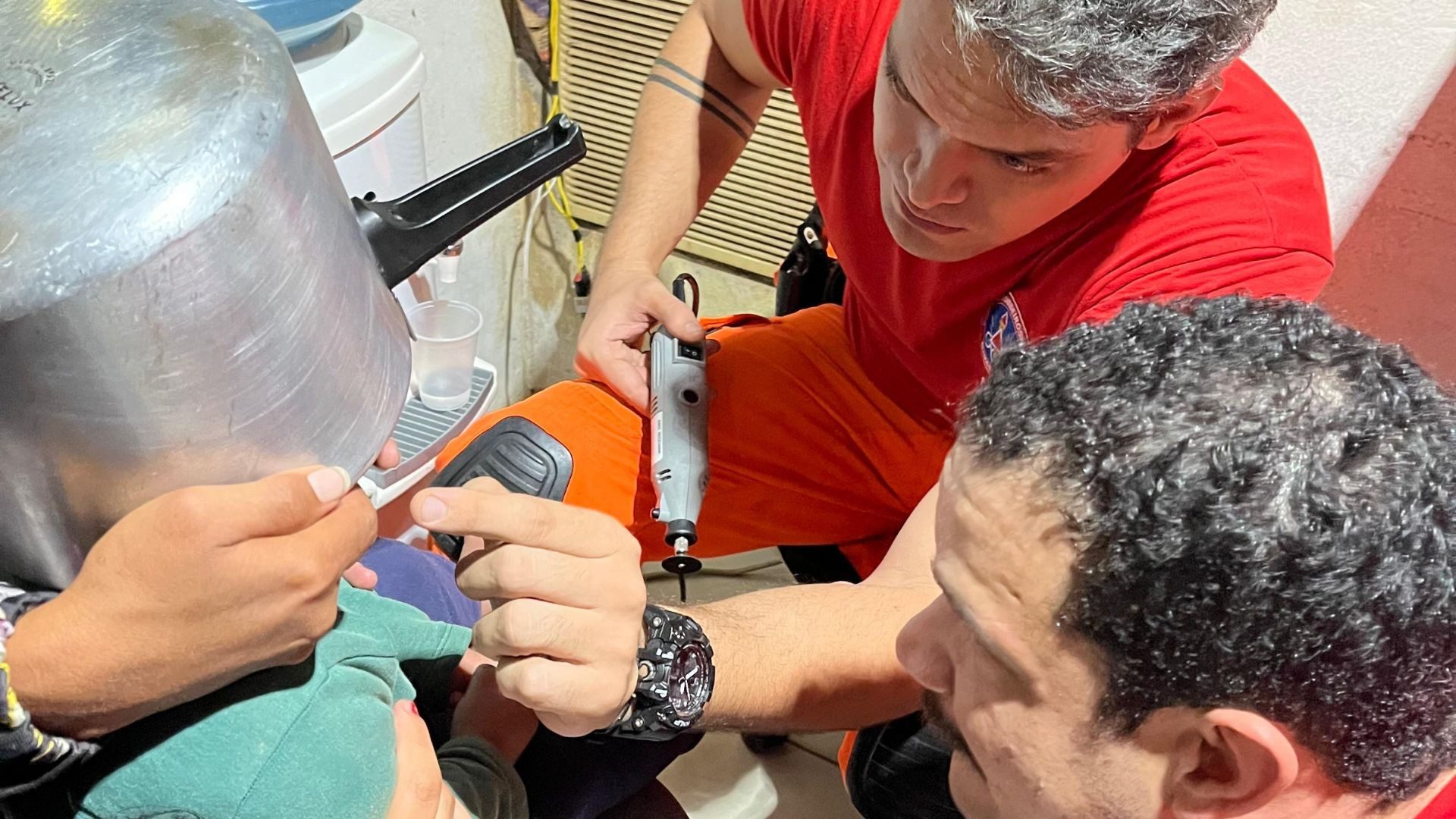 Menino de 2 anos fica mais de uma hora com panela de pressão presa na cabeça em MG: ‘Usamos a criatividade’, diz bombeiro