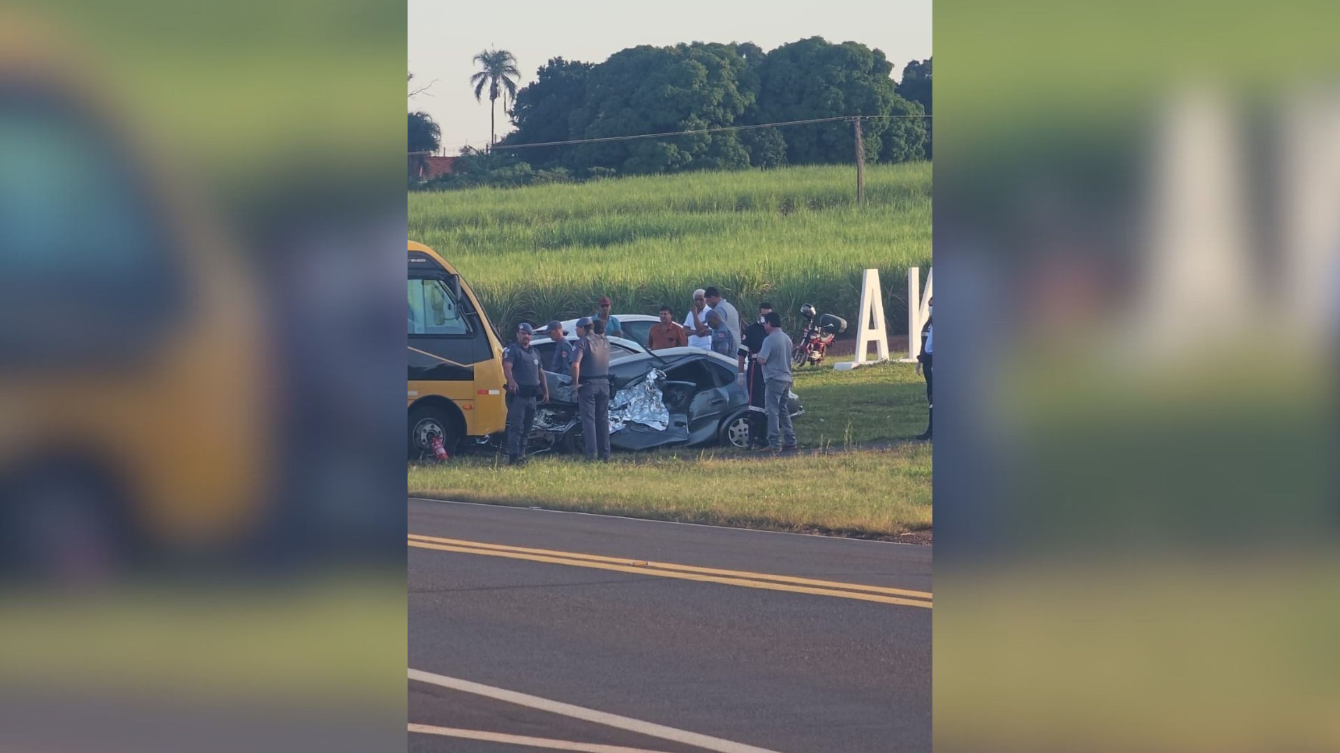 Homem morre em acidente entre carro e ônibus escolar no interior de SP