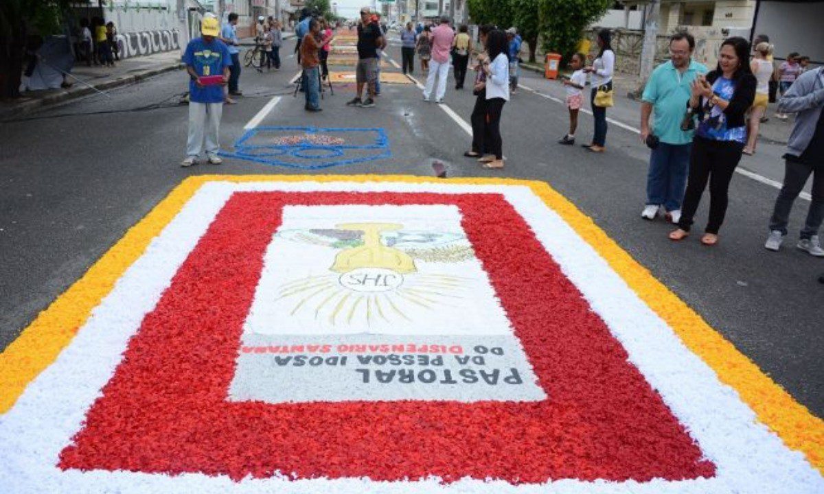 Corpus Christi em Feira de Santana reúne fiéis para montagem de tapetes, missa e procissão; veja programação
