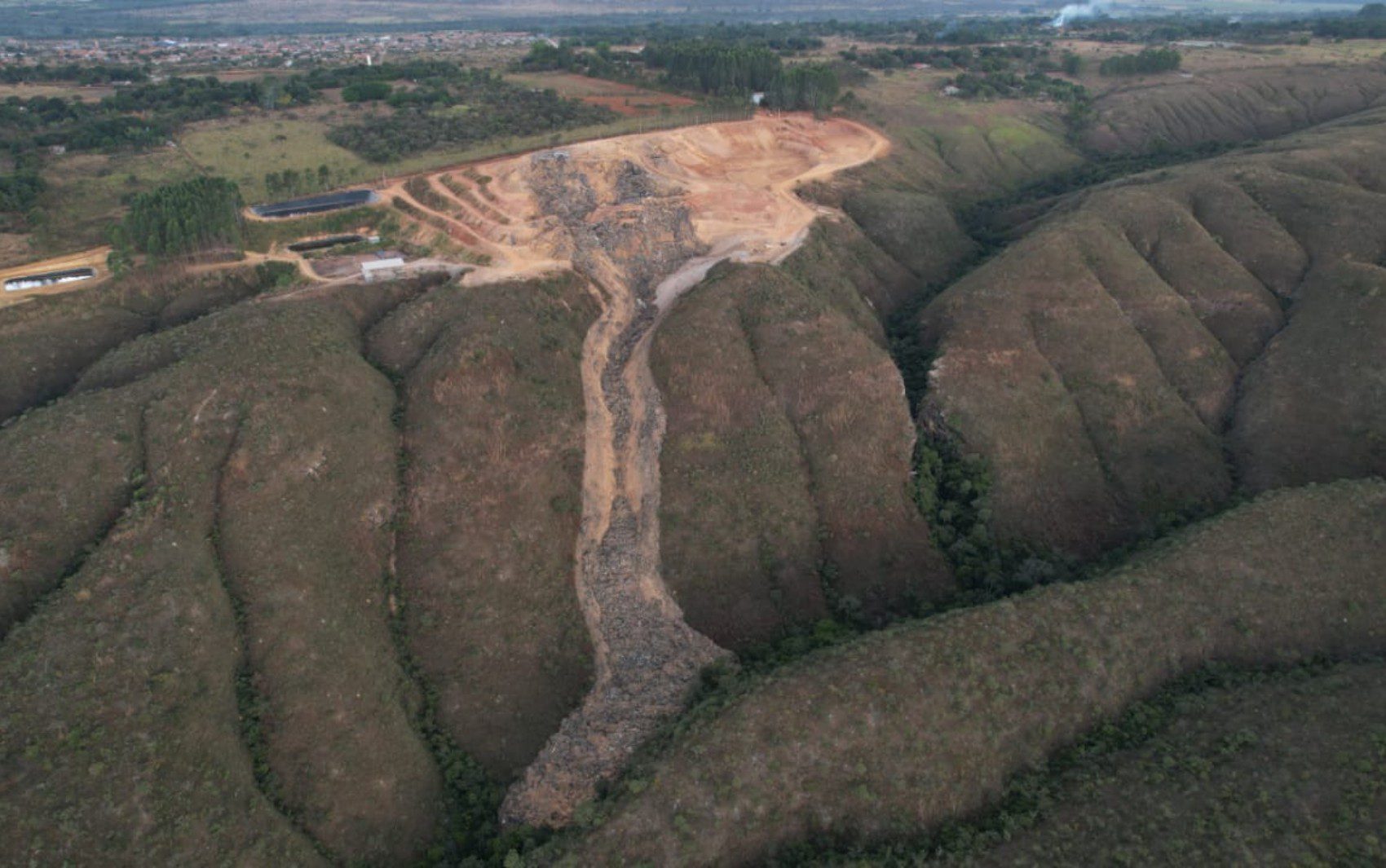 Caesb descarta contaminação de água que abastece Brasília após desabamento em lixão no Entorno
