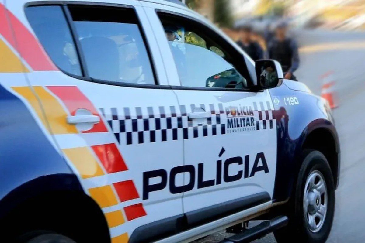 Mulher é esfaqueada 15 vezes, liga para a polícia e marido é preso como suspeito em MT