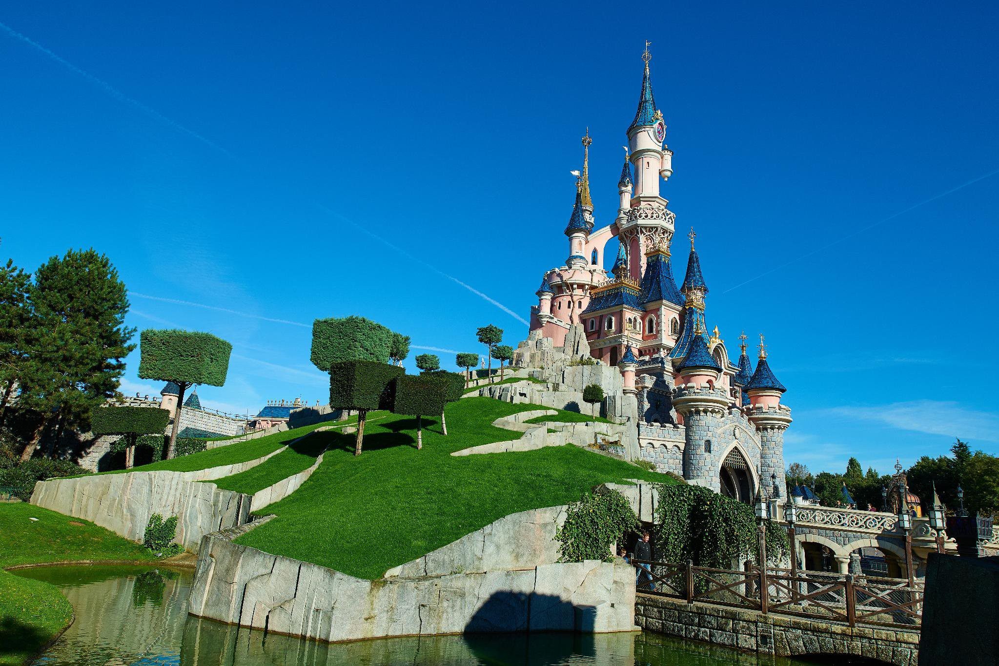 Disney Paris vira palco de polêmica após homem organizar casamento fake com menina de 9 anos