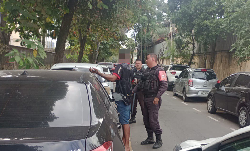 Homem em situação de rua é preso por agredir funcionário dos Correios em Volta Redonda