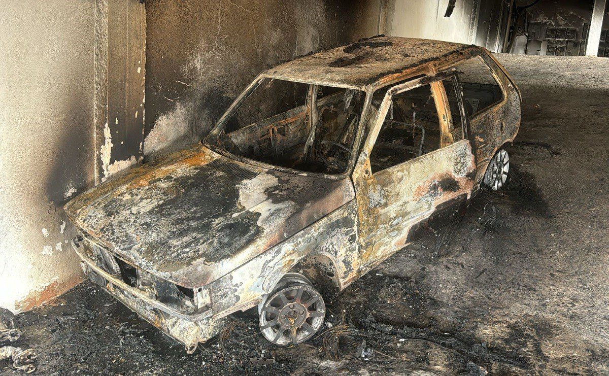 Carro pega fogo em garagem de prédio e moradores precisam evacuar no Bairro Alto dos Passos, em Juiz de Fora