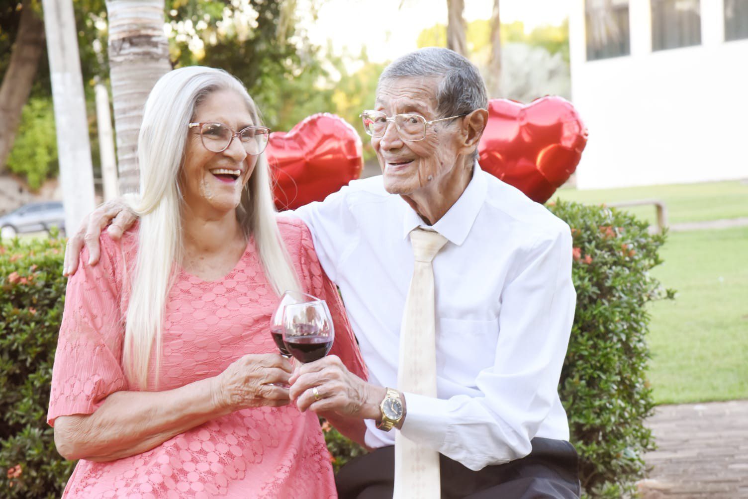Casal de idosos faz ensaio de fotos para comemorar 70 anos de casados e garante: ‘Nunca discutimos’