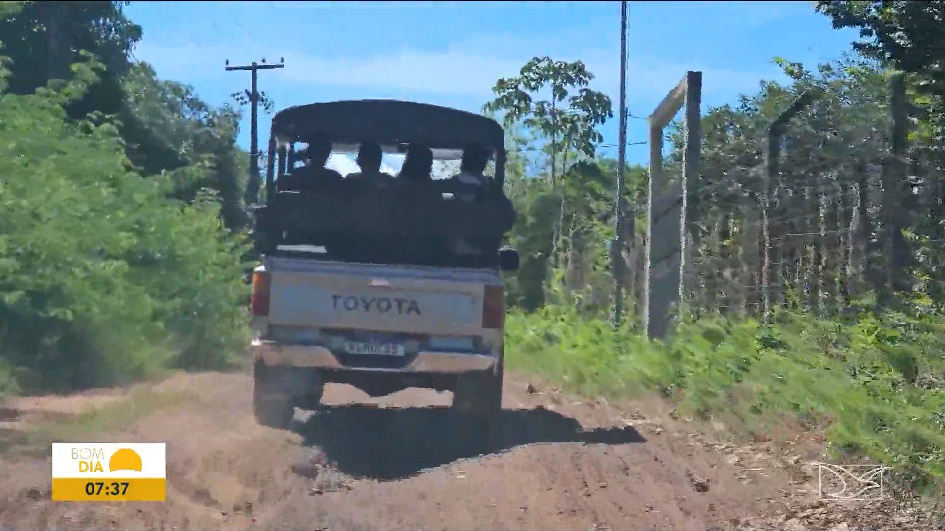 ‘Pau de arara’ é usado pela Prefeitura de São José de Ribamar para transportar alunos a escola
