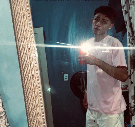 Jovem de 18 anos morre após bater motocicleta contra poste em Rio Branco; veja vídeo