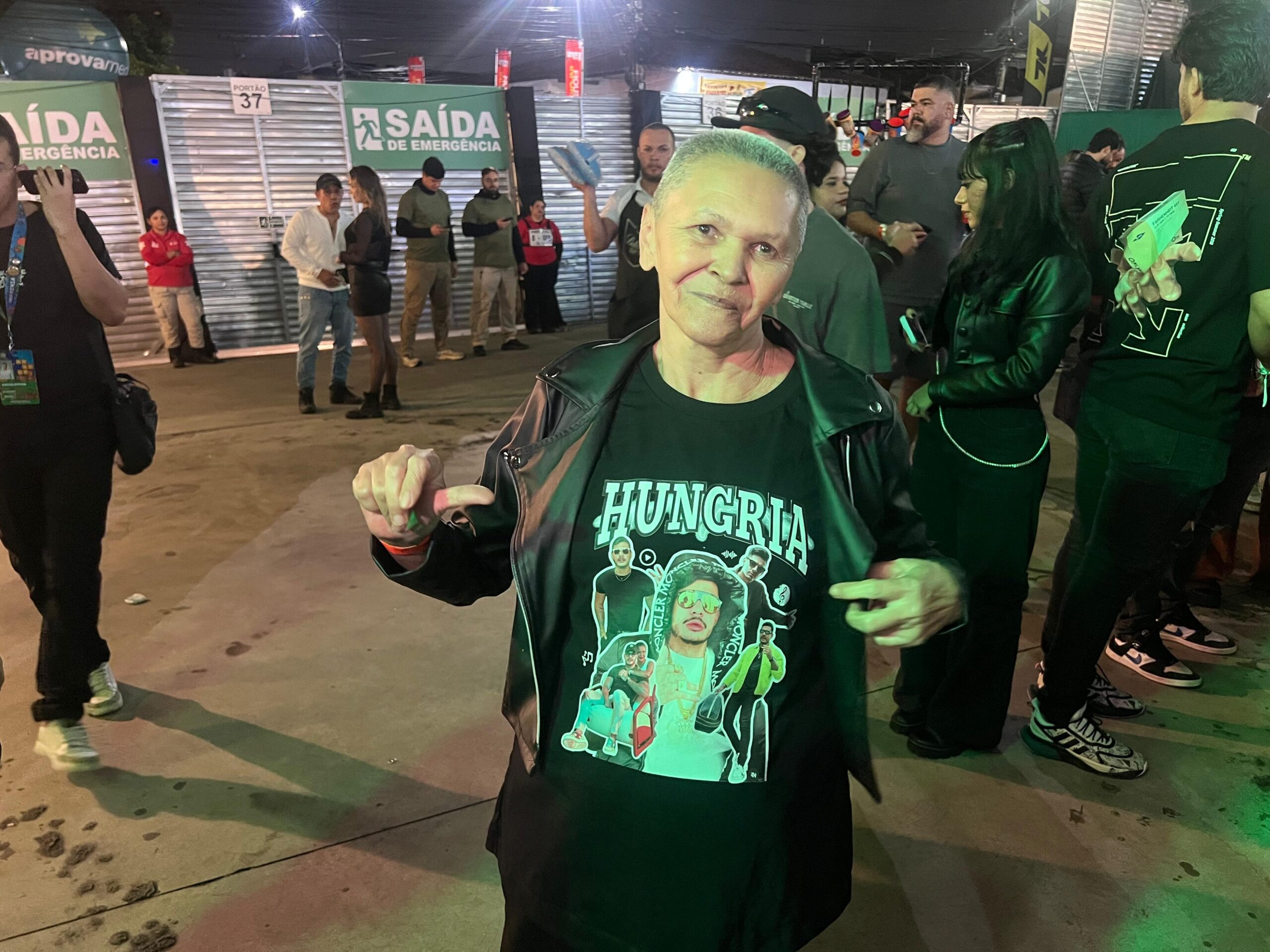 Idosa que superou câncer ao som de Hungria realiza sonho e conhece rapper no São João de Campina Grande: ‘Vim celebrar a vida’