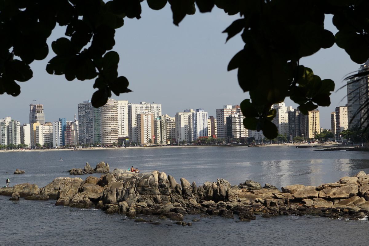Homem é encontrado morto no meio das pedras da Ilha Porchat, SP