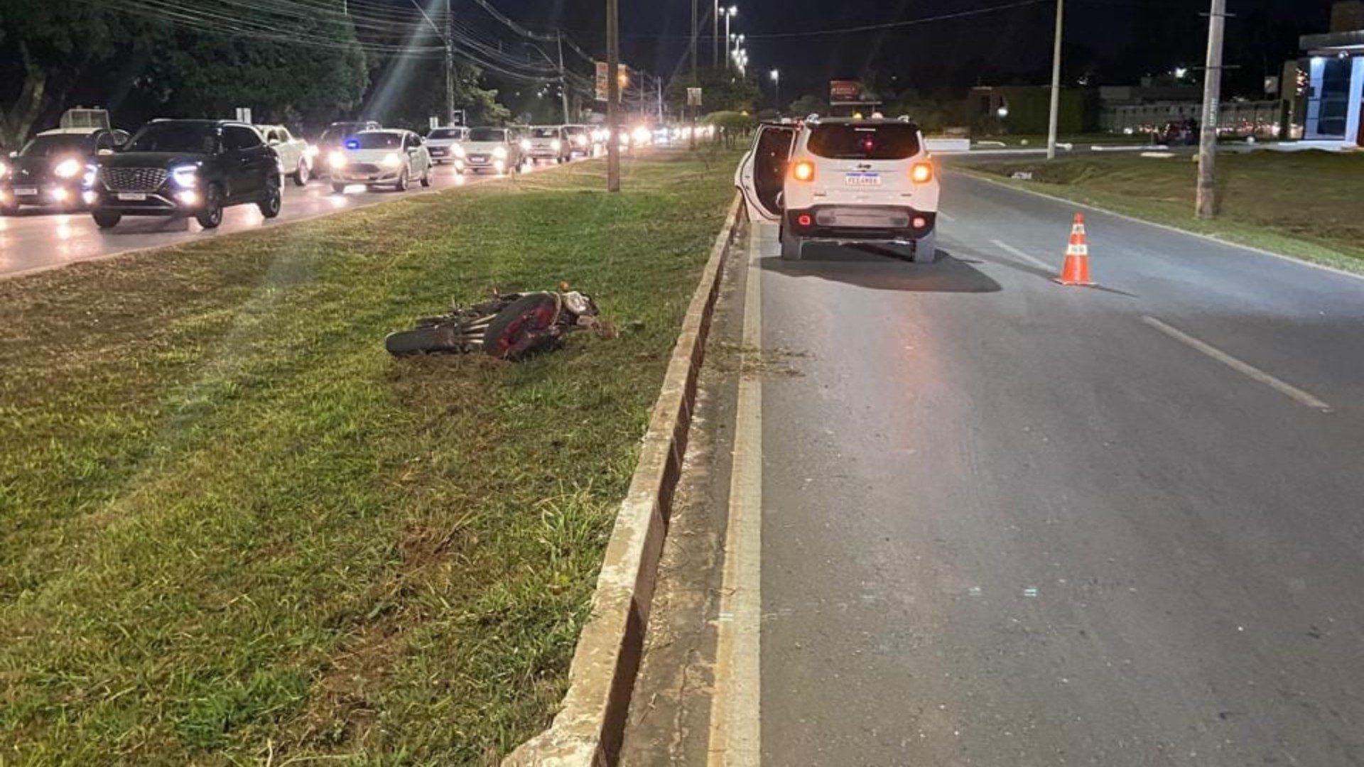Motociclista de 19 anos morre após bater em poste