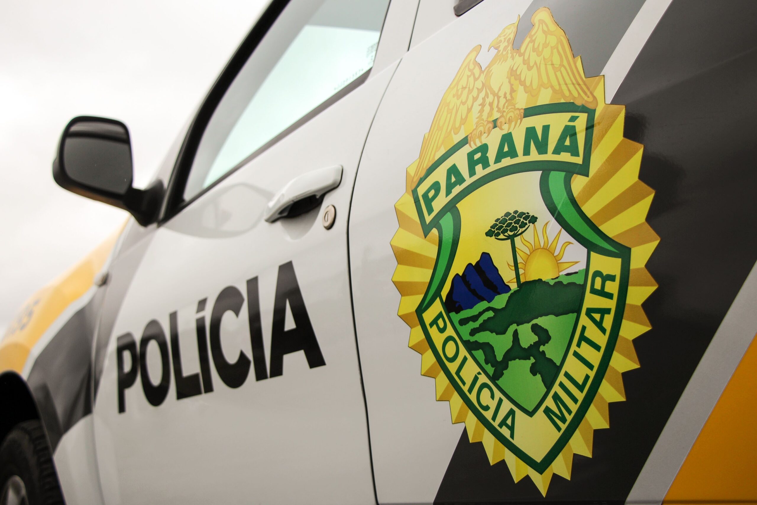 Homem esfaqueia a companheira e foge levando a filha de dois anos do casal, no Paraná