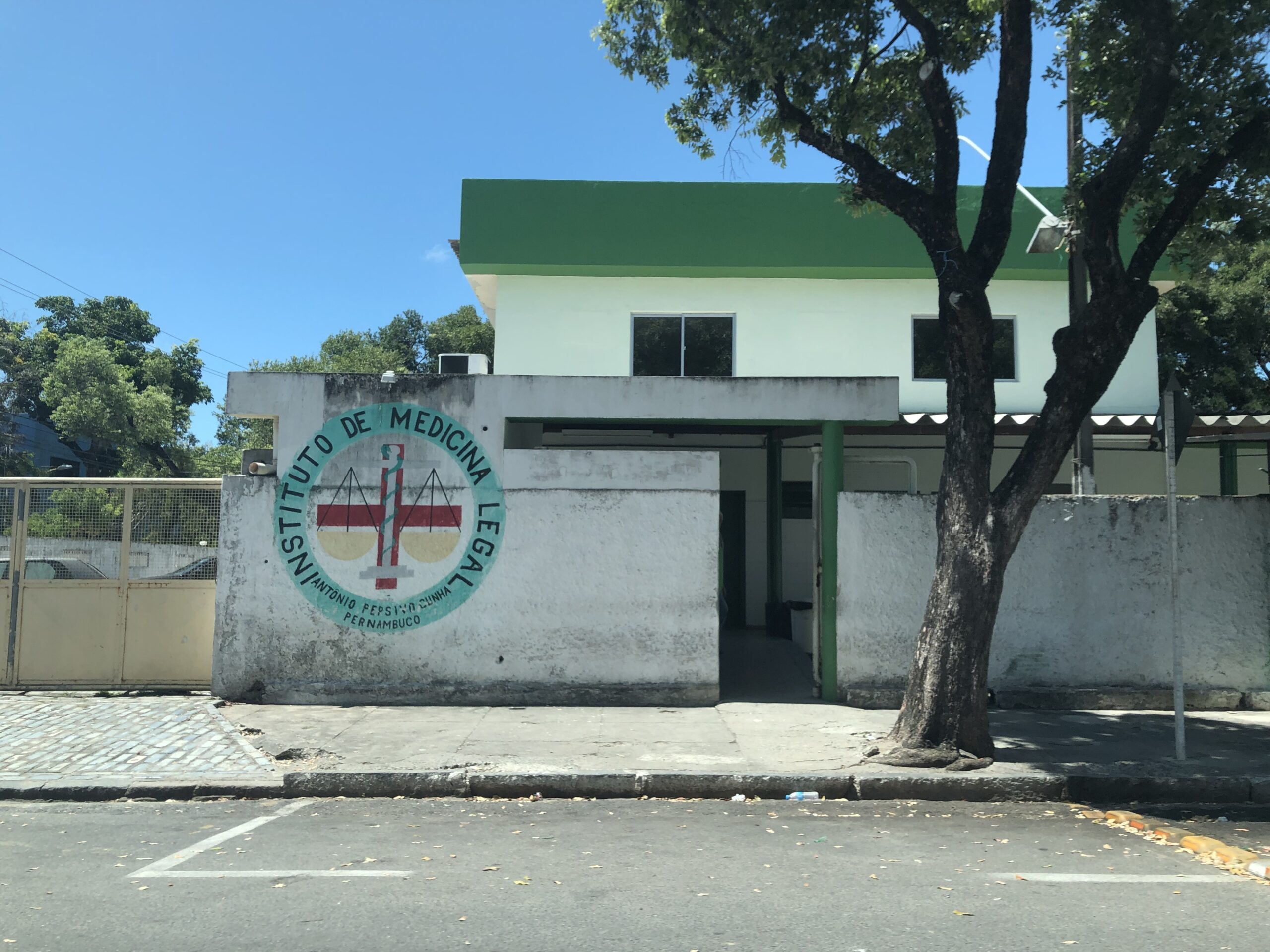 Polícia prende mãe do padrasto da criança de 2 anos que morreu em UPA após ser engasgar com maçã
