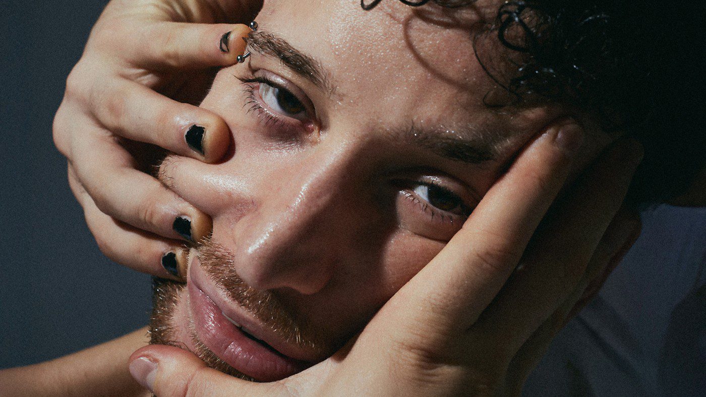 Mateo versa sobre saúde mental, vício, afeto e luto nas letras pessoais do primeiro álbum solo, ‘Neurodivergente’