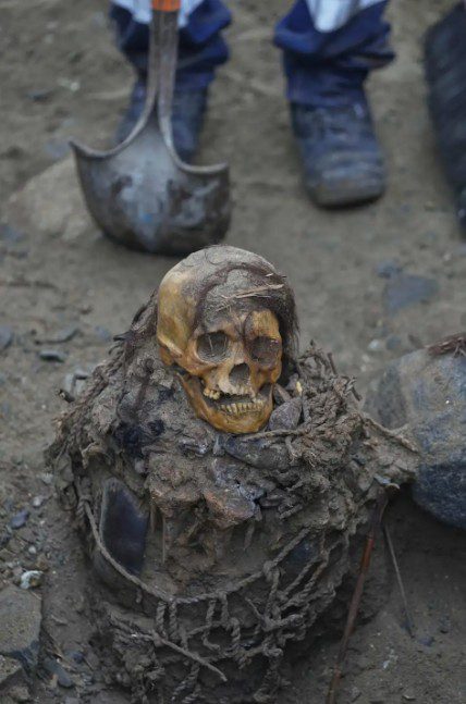 Múmia pré-inca de mil anos é encontrada em escavação de gasoduto no Peru; FOTOS