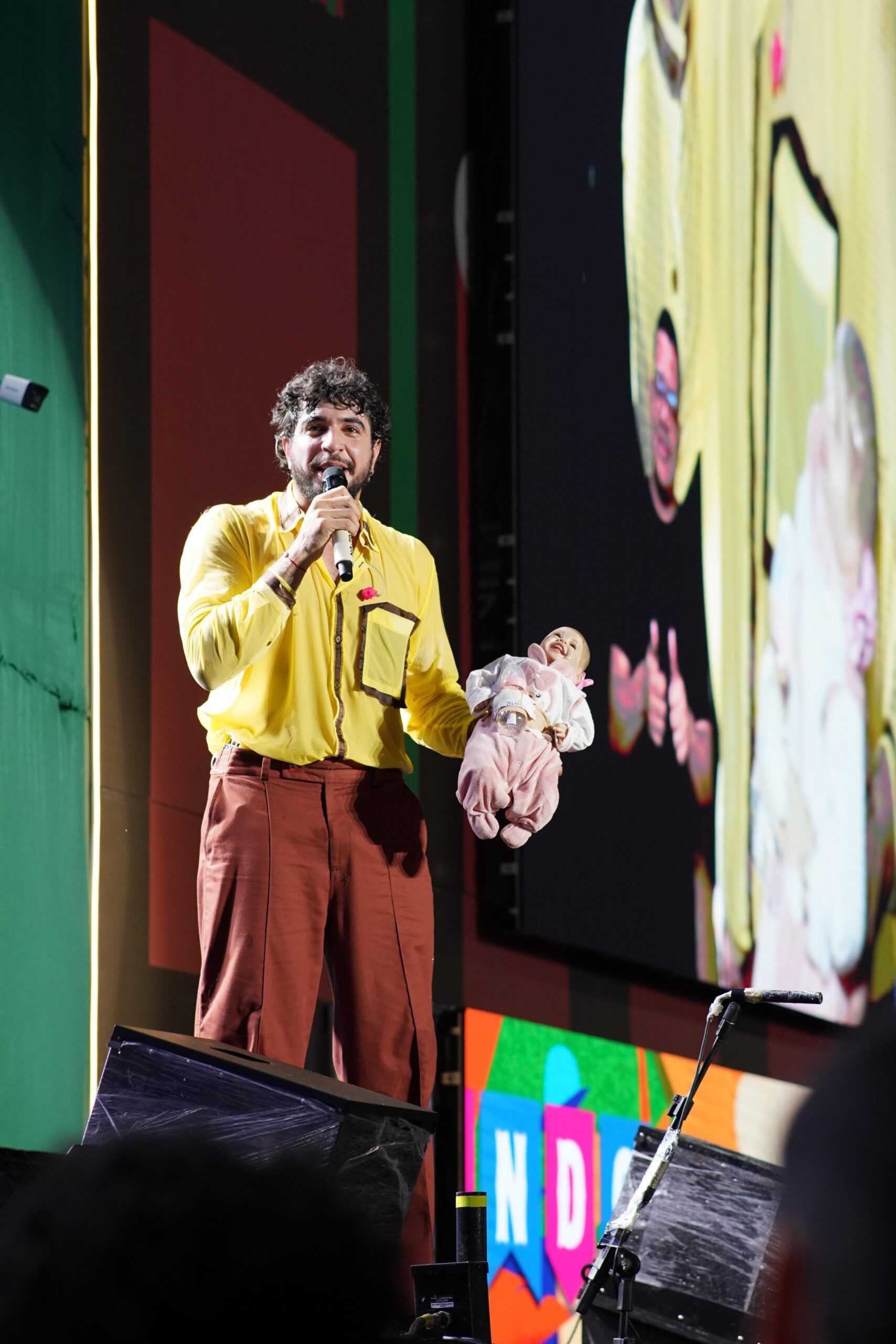 Nattan canta com Juliette em show com salto de trampolim e público de 76 mil no São João de Campina Grande