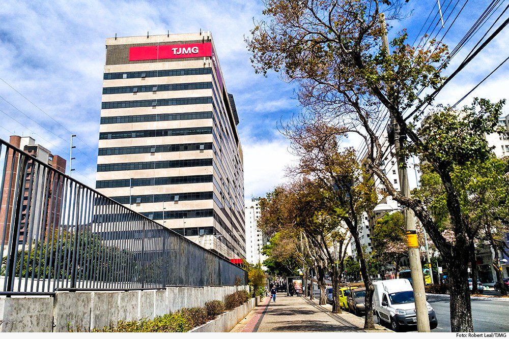 Justiça condena empresa alimentícia a indenizar mulher por doces com larvas consumidos pelos filhos em Três Pontas, MG