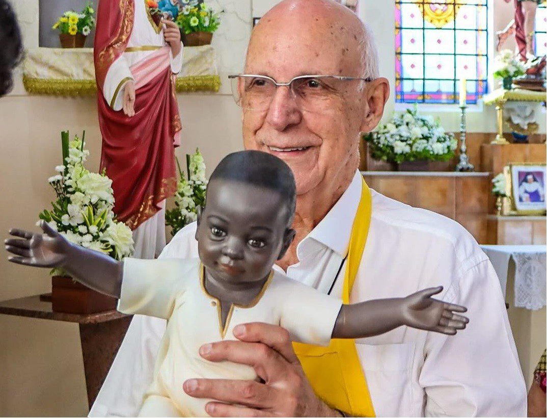 Padre Júlio Lancellotti lança livro sobre população em situação de rua com tarde de autógrafos em Santos, SP