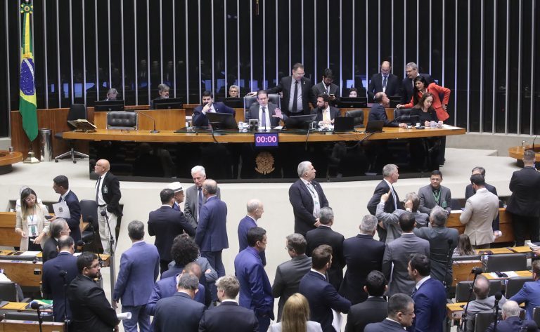 Câmara derruba aumento do IOF e impõe derrota ao governo