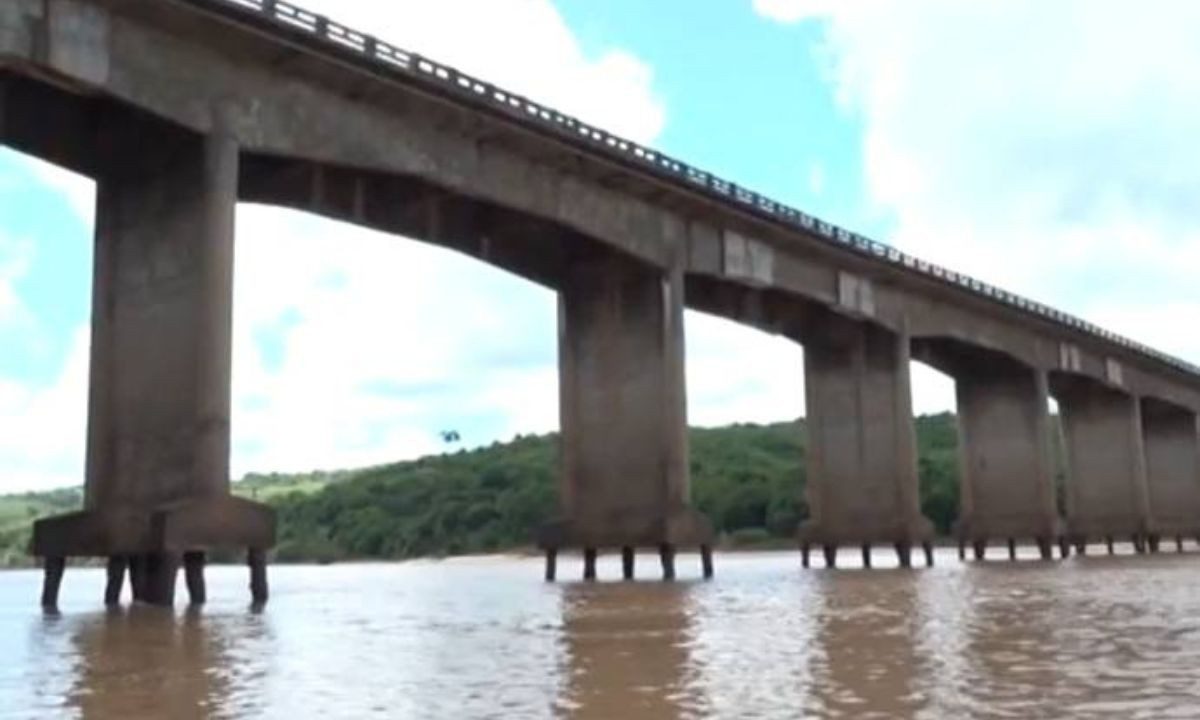 Ponte sobre o Rio Jequitinhonha é reaberta para veículos leves e vans