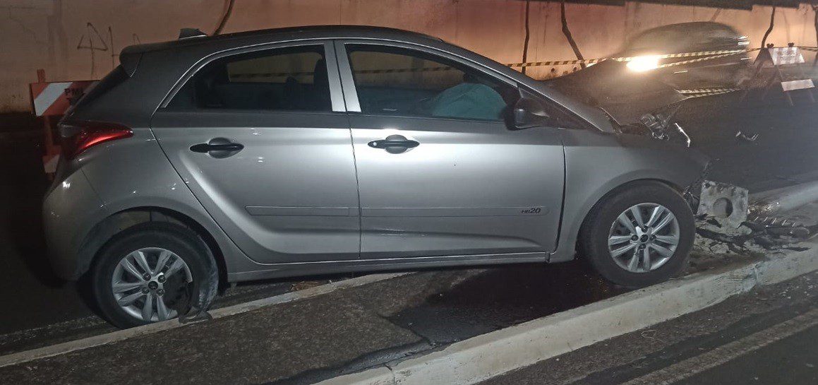 Mãe e filha ficam feridas após batida de carro contra poste de energia em Limeira