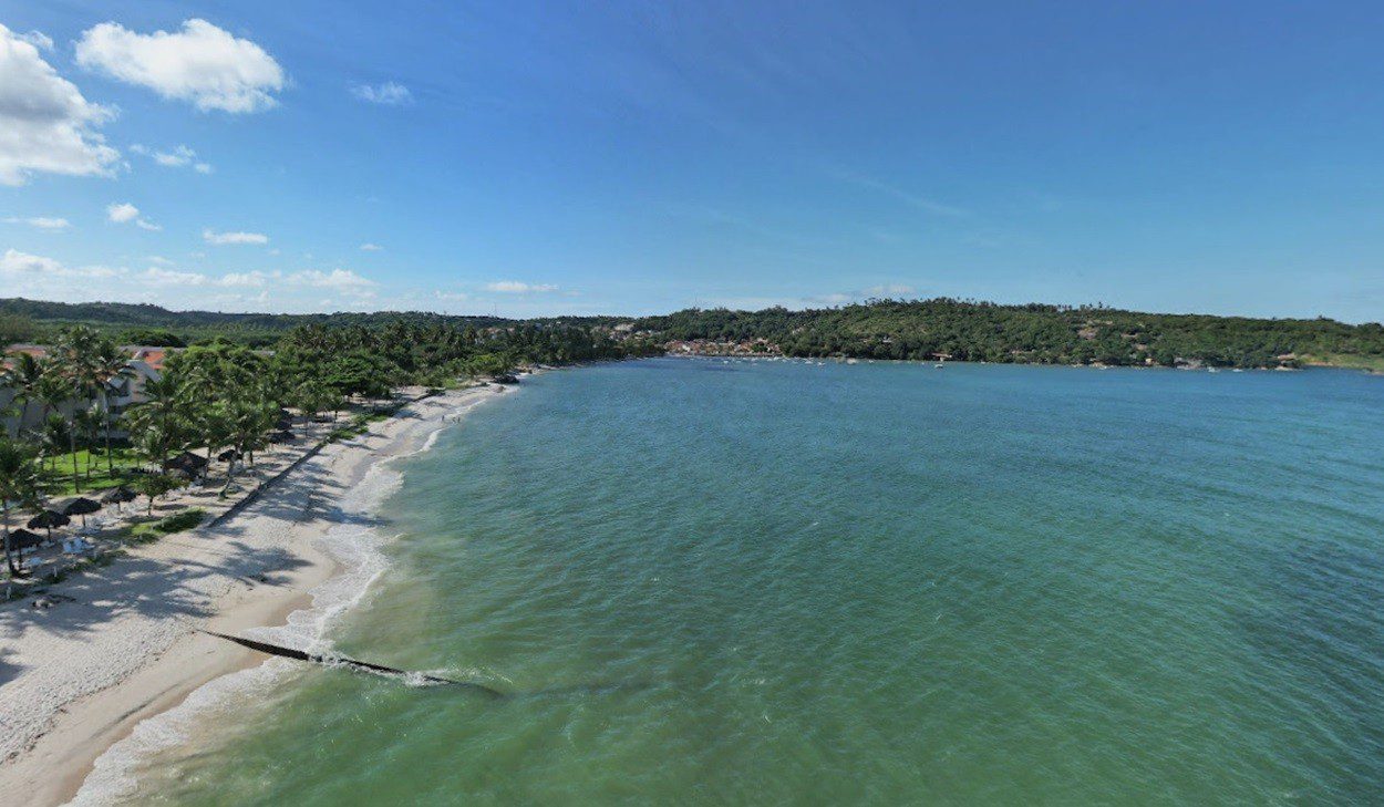 Homem é resgatado e mulher desaparece no mar após acidente de lancha na praia de Suape, no Grande Recife