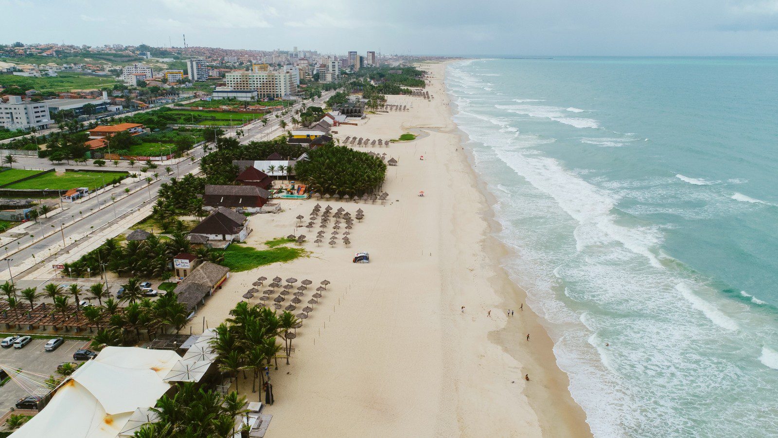 Fortaleza tem apenas 9 trechos de praia próprios para banho neste fim de semana; confira lista