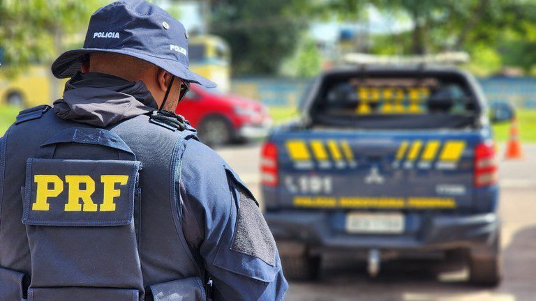 Motorista de caminhão é detido por dirigir quase 24 horas sem parar, fazendo uso de rebite
