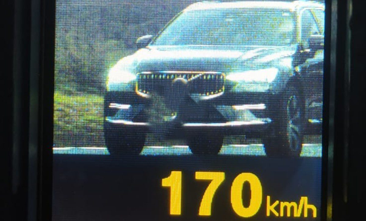 Carro é flagrado a 170km/h na BR-040 no feriadão; trecho entre Juiz de Fora e Conselheiro Lafaiete teve mais de mil excessos de velocidade