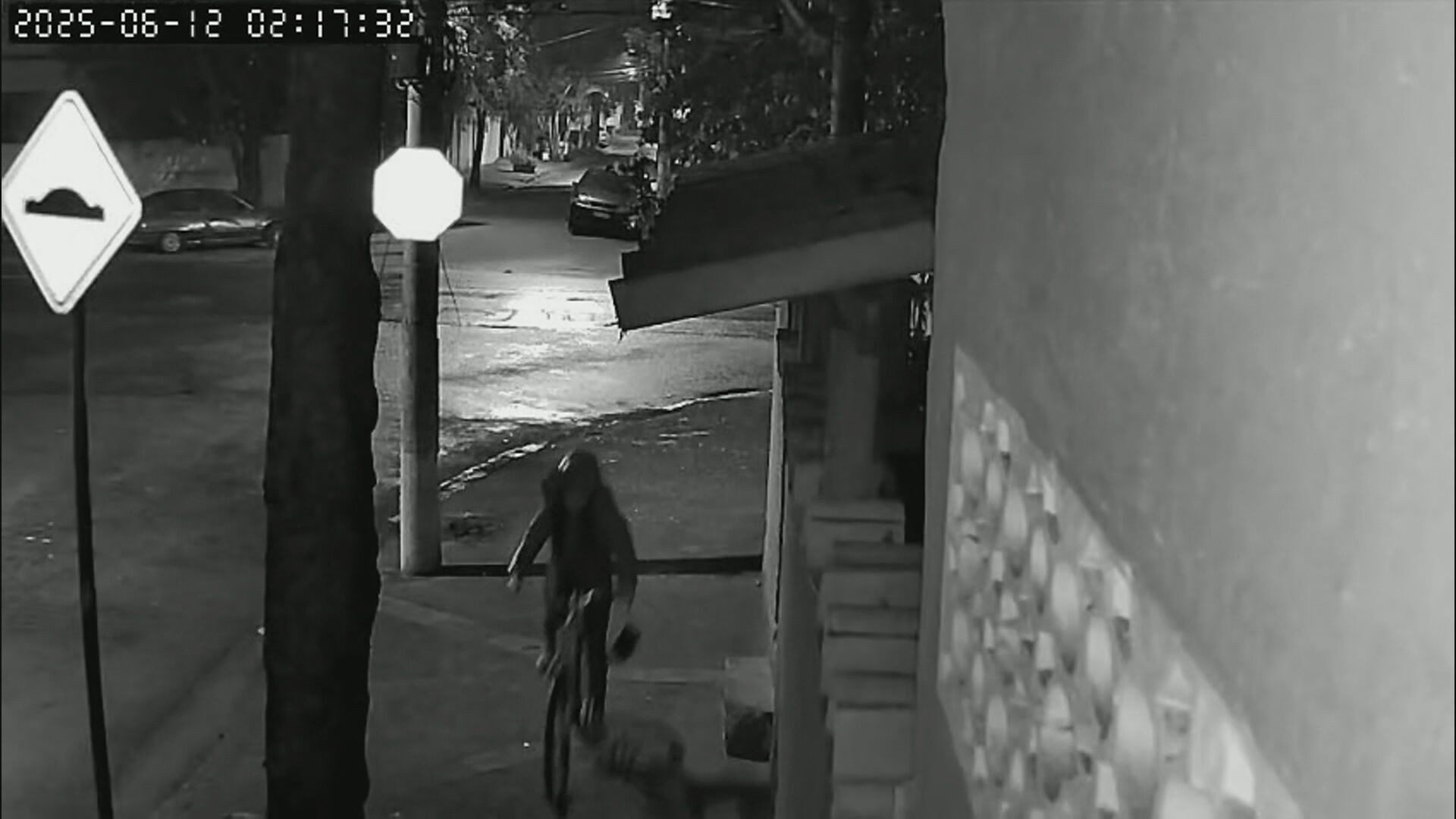 VÍDEO: jovem vai de bicicleta até a casa de suspeito antes de corpo ser encontrado mutilado