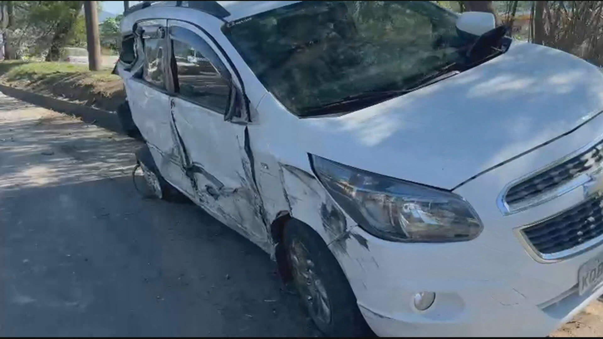 Acidente entre carro e moto interdita faixa da Avenida Brasil; uma pessoa morreu