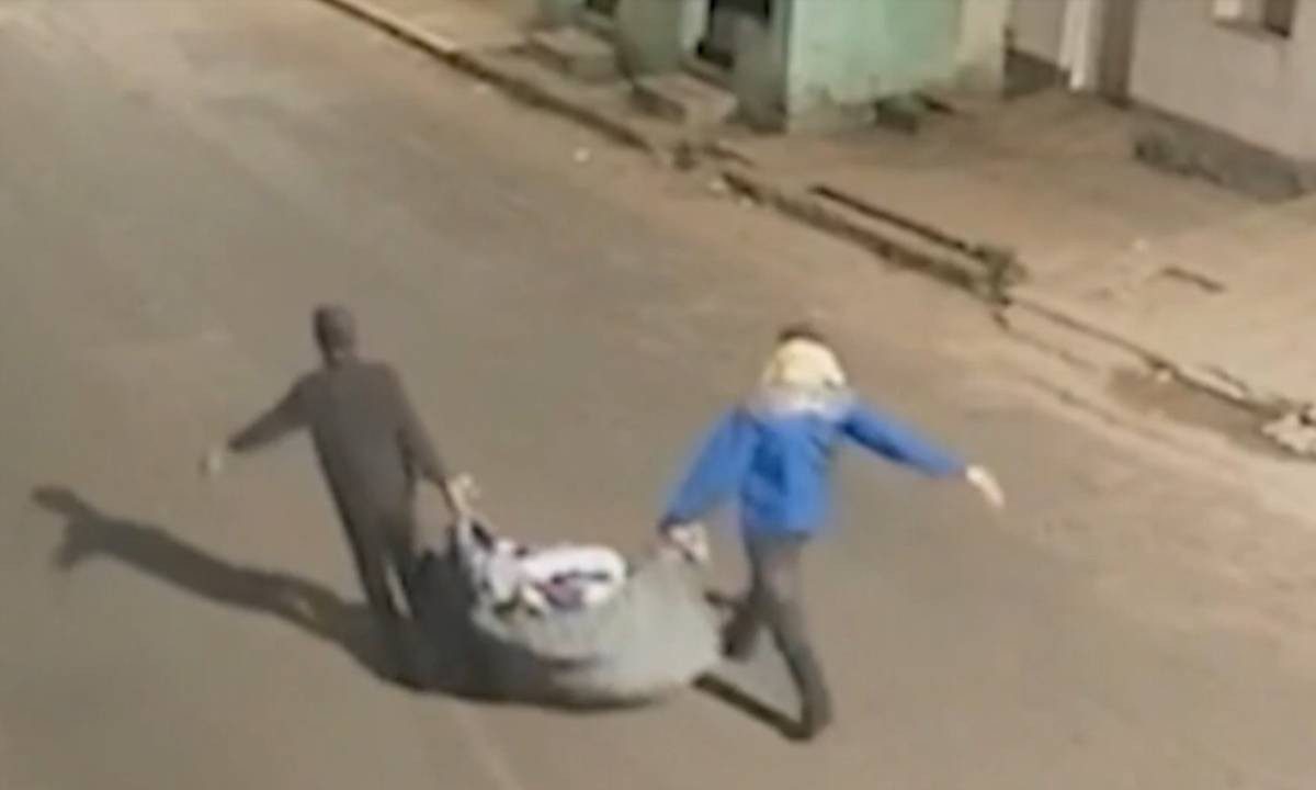 Dupla furta trouxa gigante de roupas após invadir loja na Bahia; prejuízo estimado é de R$ 20 mil